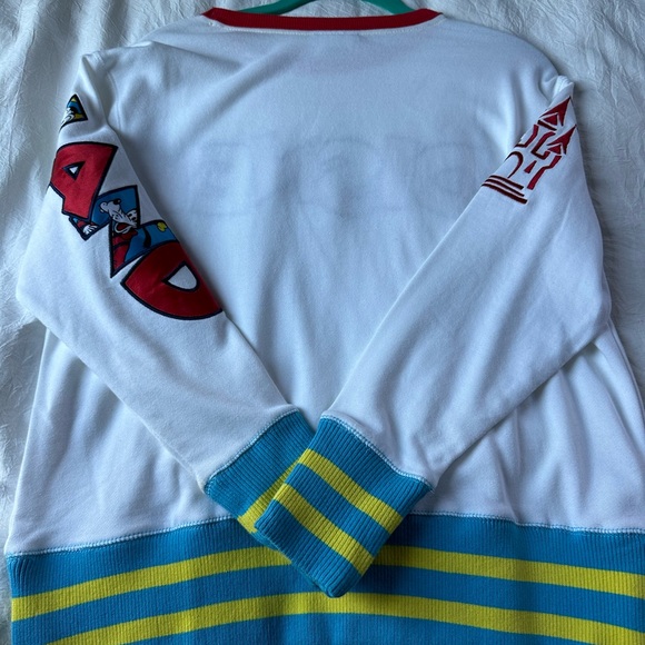 2023 Disneyland crewneck New - Picture 6 of 8